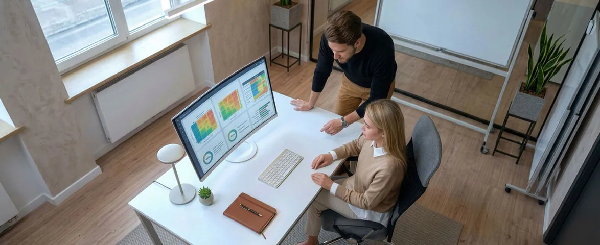 Especialista visualizando indicadores y paneles de datos con Power BI Business Intelligence para apoyar la toma de decisiones.