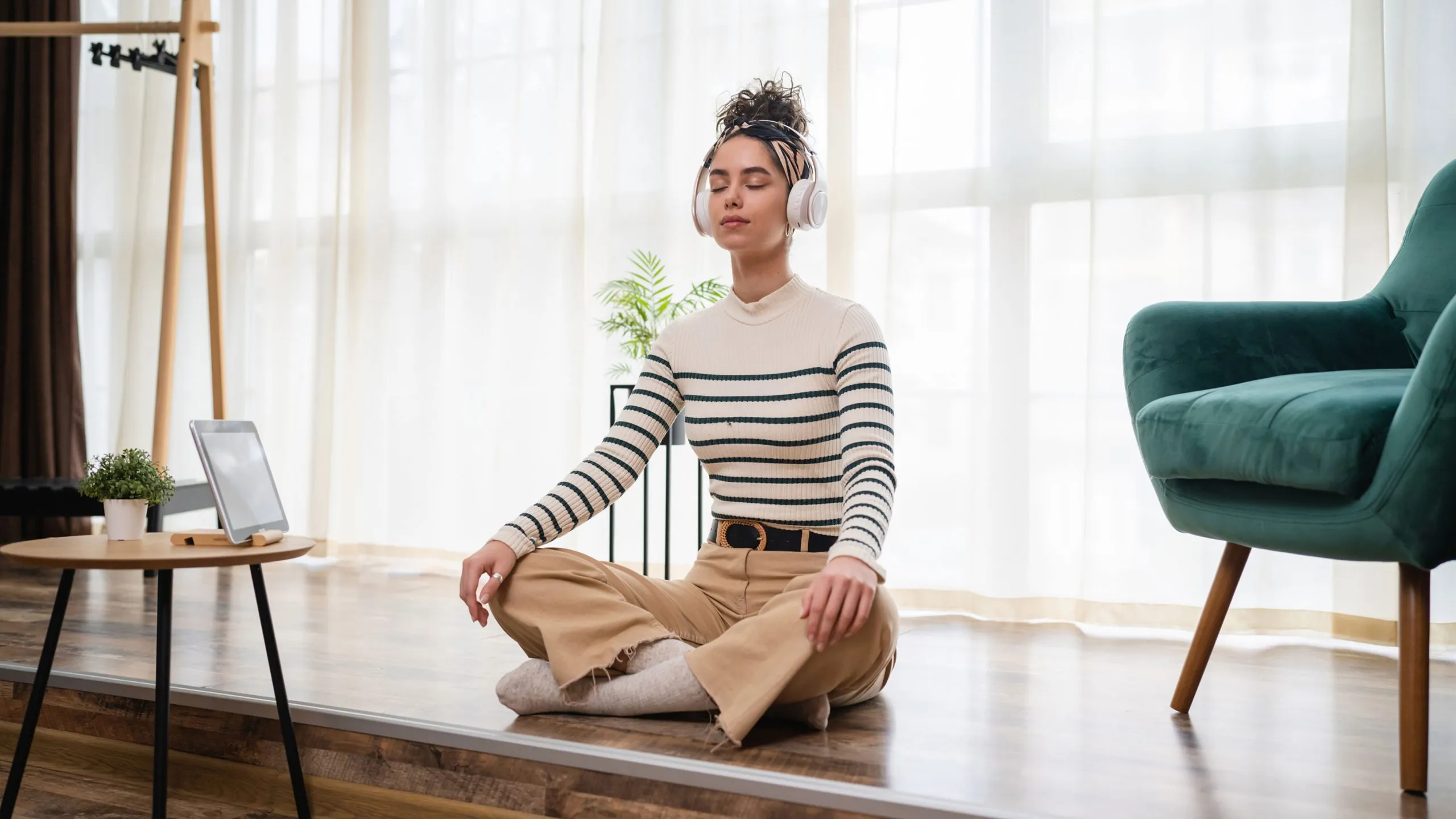 Una experta en mindfulness para el liderazgo empresarial toma una sesión de regulación emocional para ofrecer la experiencia a estudiantes de un curso mindfulness.