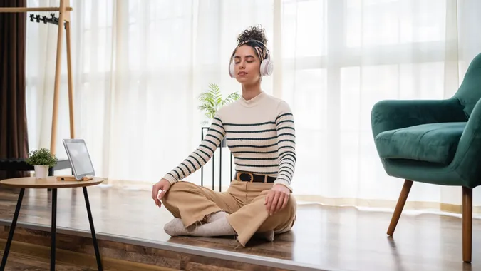 Una experta en mindfulness para el liderazgo empresarial toma una sesión de regulación emocional para ofrecer la experiencia a estudiantes de un curso mindfulness.