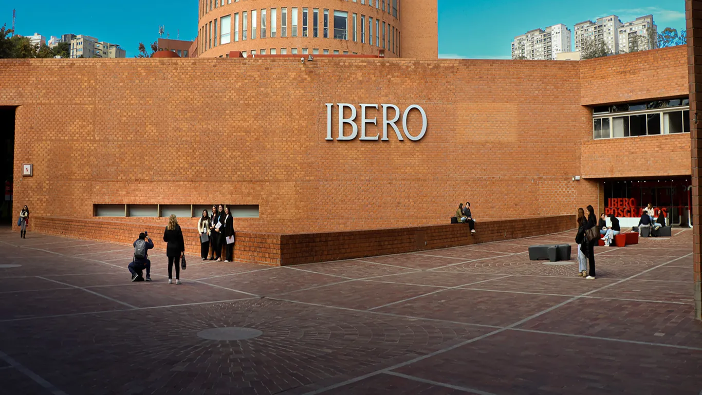 Fachada central de la Universidad Iberoamericana en la Ciudad de México en plano general.